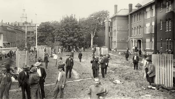 Shown above is the exercise yard at the Oregon State Insane Asylum in about 1905. (Photo no. OSH0023, Oregon State Hospital Records, OSA) 